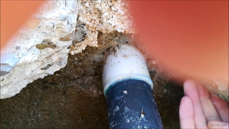 Comment réparer une fuite de refoulement de piscine sans vider tout votre bassin ni paniquer ?