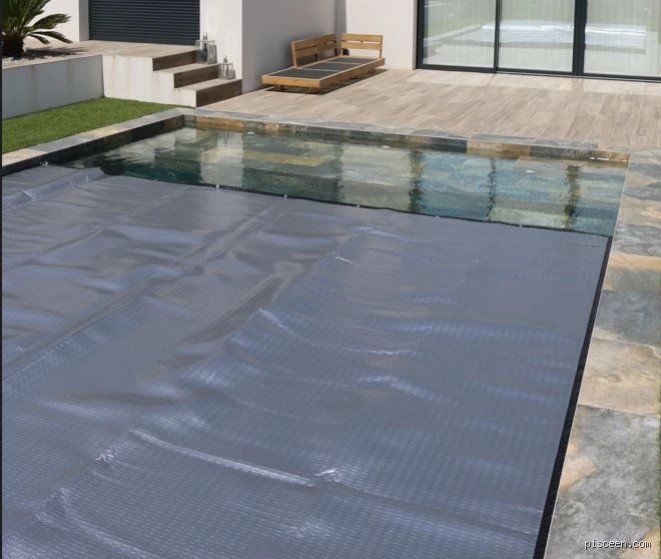 Faut-il couvrir sa piscine tous les jours ? Entre économie radicale et corvée quotidienne, la vérité sur l'entretien