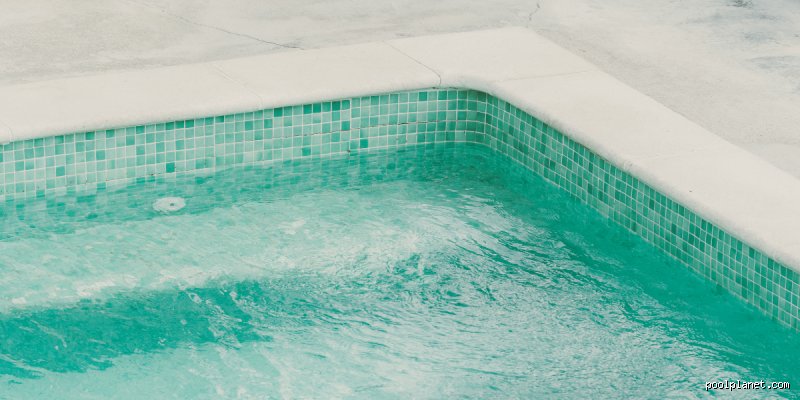 Pourquoi l'eau de ma piscine reste-t-elle verte après un traitement choc au chlore ? Le guide technique pour sortir de l'impasse