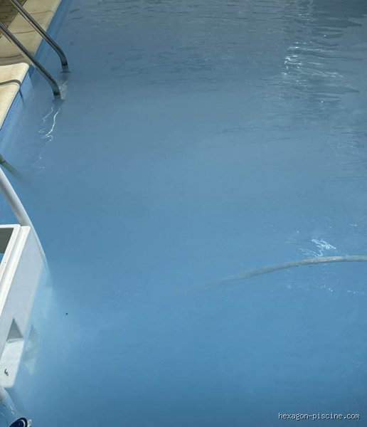 Pourquoi mon eau de piscine est-elle trouble après un traitement pH et comment retrouver une limpidité cristalline rapidement ?