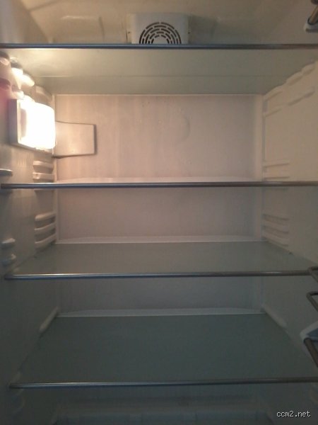 Pourquoi mon frigo givre sur la paroi du fond ?