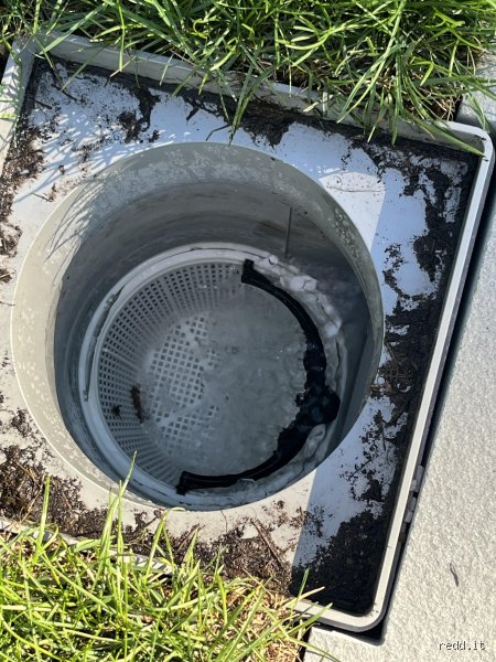 Pourquoi mon skimmer se vide-t-il ? Comprendre les causes réelles derrière ce phénomène technique frustrant