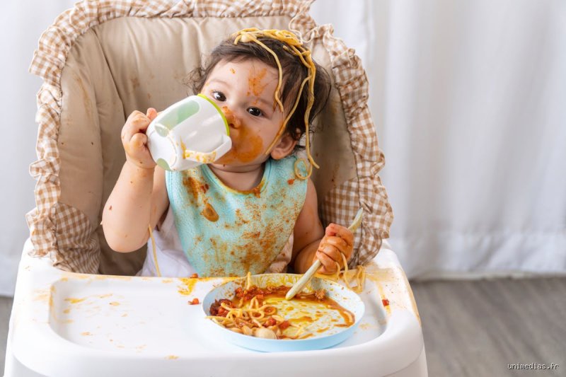 Quel âge un enfant mange seul ?