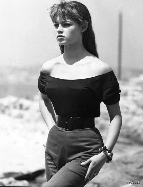 Quelle était la taille de Brigitte Bardot et quel était son poids ? Le décryptage complet d’une silhouette qui a bouleversé les standards