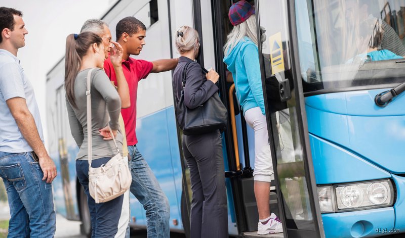 Comment appelle-t-on les personnes qui prennent les transports en commun ?