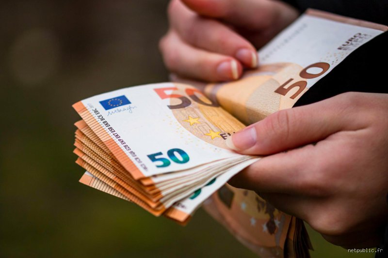 Faut-il justifier un dépôt d'argent en liquide à la banque ? Ce que le fisc et votre banquier vous cachent vraiment