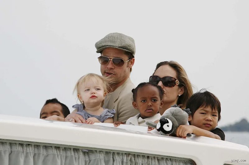 Does Brad Pitt have a relationship with any of his children ? Entre silences radio et batailles juridiques, la réalité d'un père fracturé