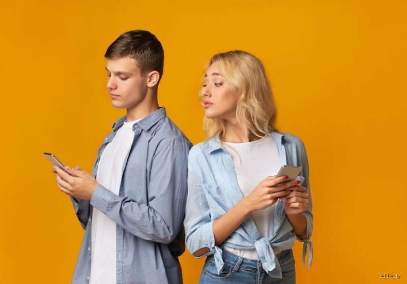 Pourquoi un homme espionne une femme et comment décoder cette obsession relationnelle