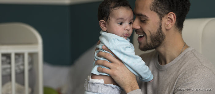Qui joue le rôle du père ? Un regard qui dérange (un peu)