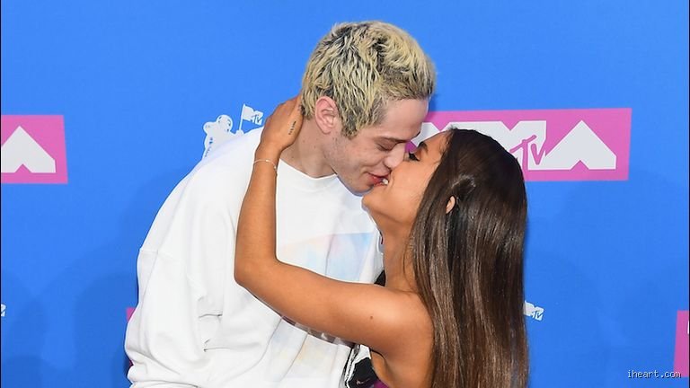 Qui a embrassé Ariana Grande ? La chronologie complète d'une icône pop scrutée sous toutes les coutures