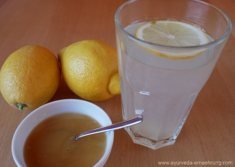 Ist Zitronenwasser mit Honig gesund oder nur ein teurer Social-Media-Mythos