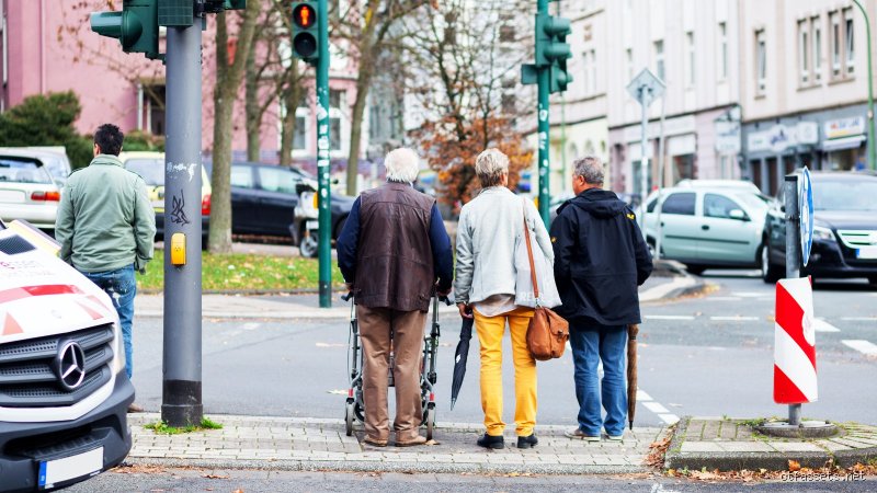 Warum sind ältere Fußgänger im Verkehr mehr gefährdet als jüngere?