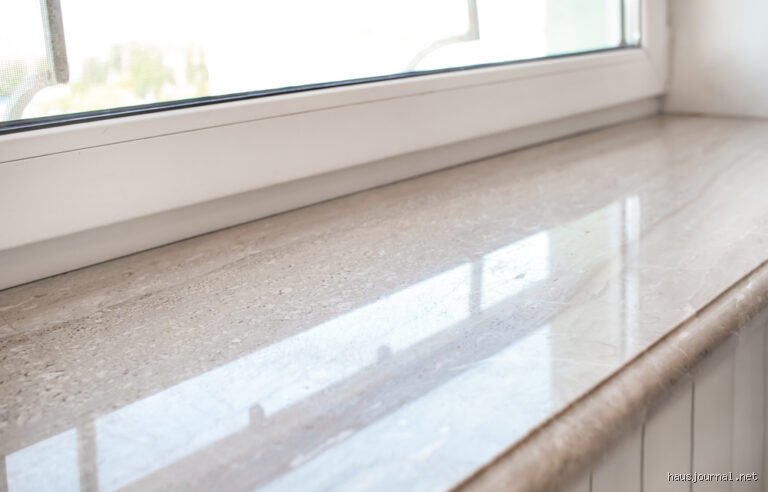 Warum darf eine Fensterbank aus Marmor nicht mit einem säurehaltigen Reiniger gesäubert werden?