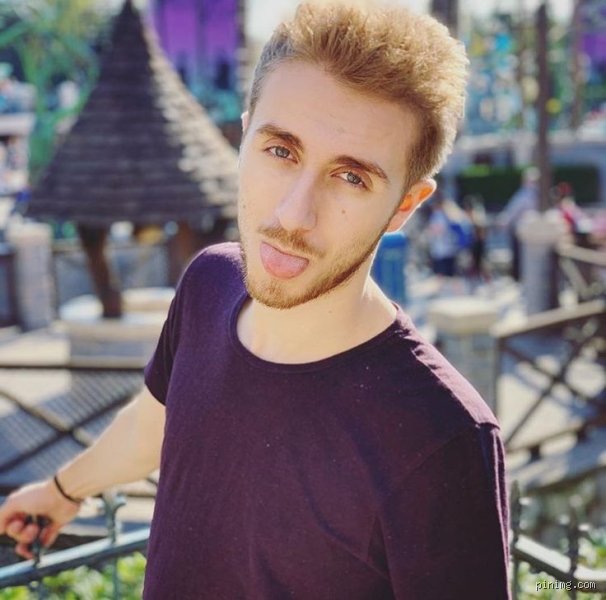 Mystère à Angers : Qui sont les Youtubeurs Stars qui se cachent dans la Douceur Angevine ?