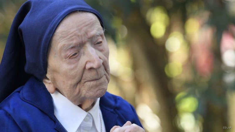 Quel âge la plus vieille personne est morte ? La vérité derrière le record absolu de longévité humaine