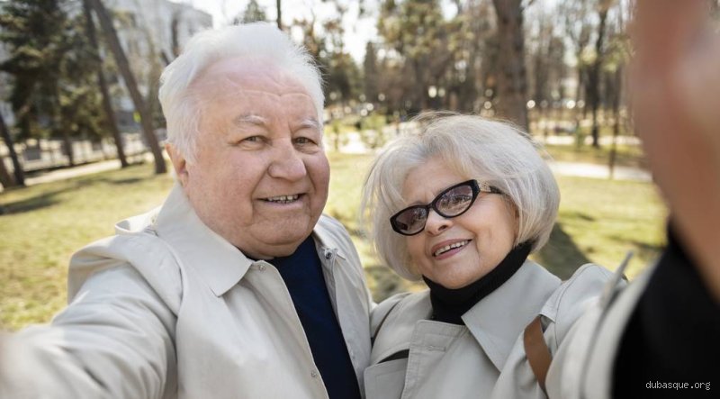 Une femme de 80 ans est-elle considérée comme vieille ? Entre biologie, perception sociale et nouvelle réalité de la longévité
