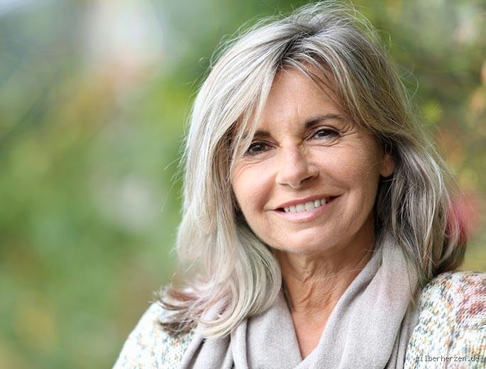 Wann sind wir zu alt für lange Haare? Die Antwort ist komplexer als ein Friseurbesuch