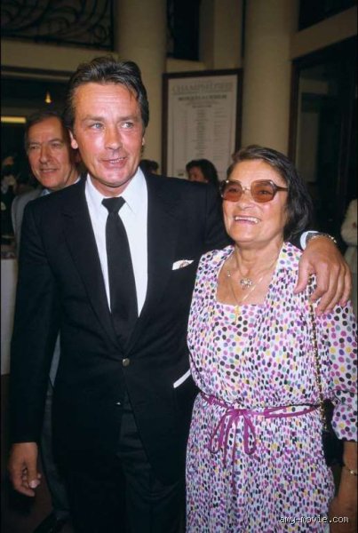 Qu'est-il arrivé aux parents d'Alain Delon ?
