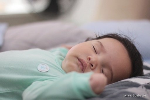 Pourquoi bébé gigote quand il tête ?