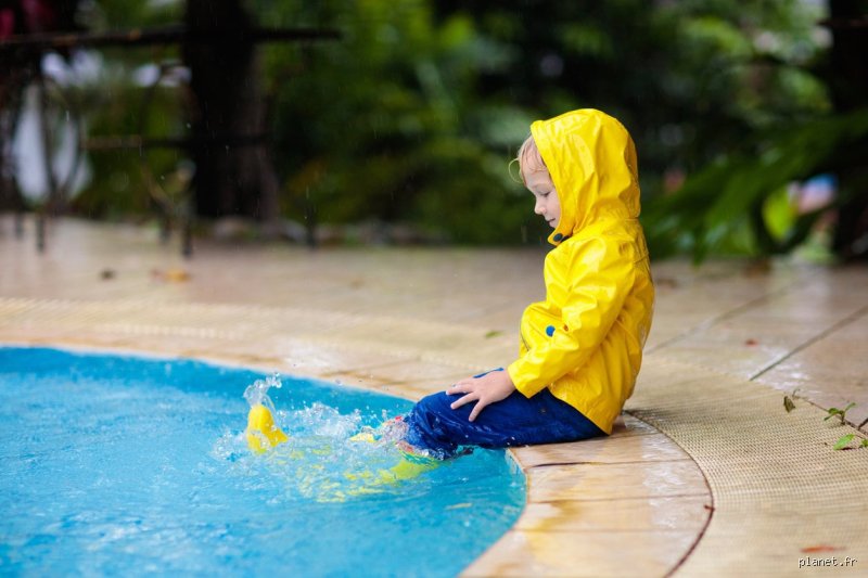Est-il prudent de se baigner dans une piscine lorsqu'il pleut ? Ce que la science et la sécurité disent vraiment