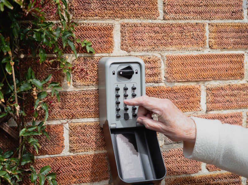 Où ne faut-il pas cacher une clé à l'extérieur : les erreurs fatales qui transforment votre maison en libre-service