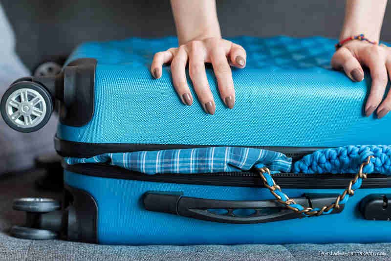 Comment bien fermer sa valise ?