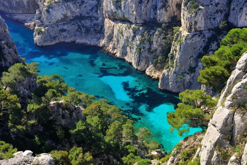 Où partir en France avec de l'eau turquoise ? Le guide ultime pour trouver les lagons cachés sans s'envoler pour le Pacifique