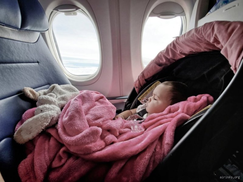 Quel âge ne paye-t-on pas l'avion ? Le guide complet pour voyager gratuitement (ou presque) avec un bébé