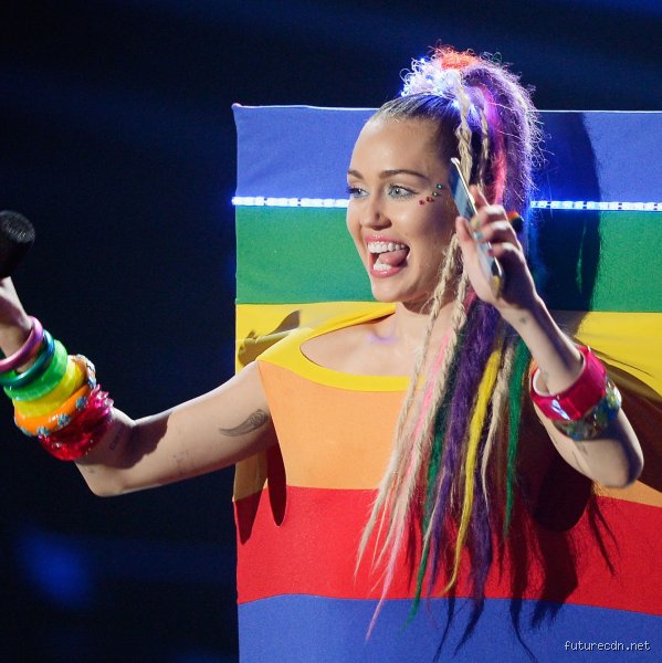 Miley Cyrus LGBTQ : l’icône queer qui a dynamité les codes de la pop culture moderne