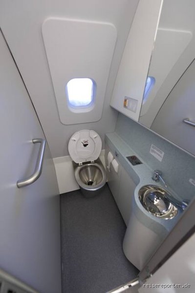 Wo kommt das Pipi aus dem Flugzeug hin?