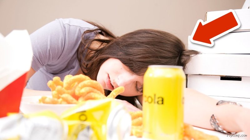 Warum du NIEMALS direkt nach dem Essen schlafen solltest (und was stattdessen zu tun ist!)