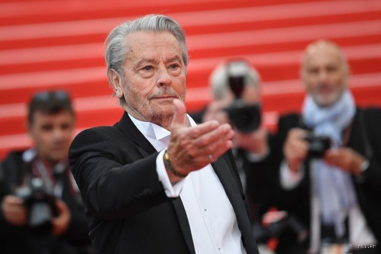Alain Delon a-t-il vécu en Suisse ? Révélations sur une exil helvétique entre fiscalité, cinéma et citoyenneté