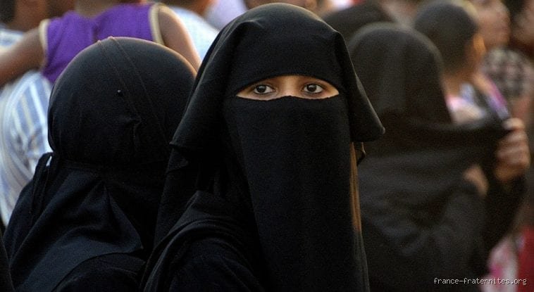 Est-il illégal de ne pas porter le hijab en Algérie ? Ce que dit vraiment le droit algérien