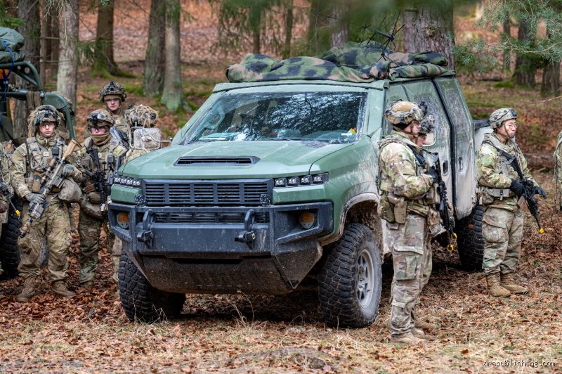 Qui commande réellement 10 000 soldats aujourd'hui ?