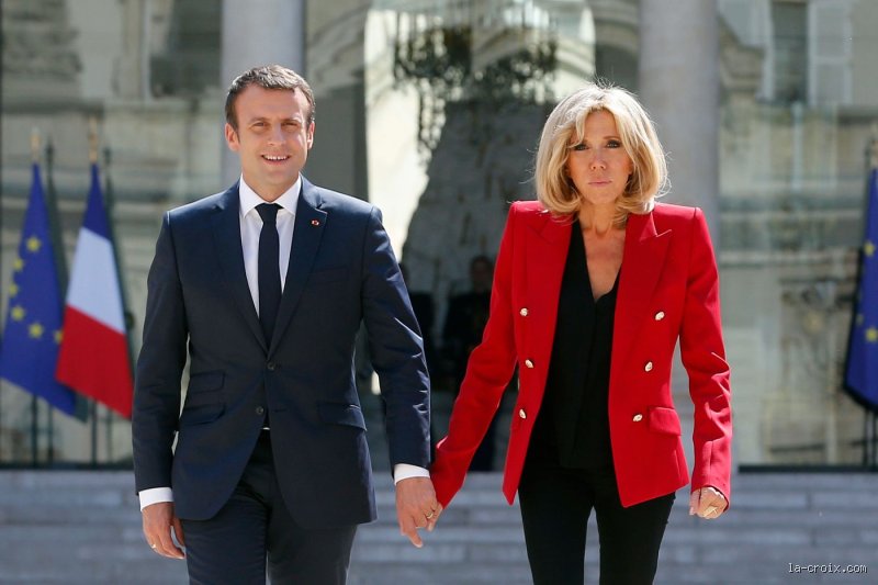 Qui est la compagne du président français ? Derrière le protocole, le rôle singulier de Brigitte Macron à l’Élysée