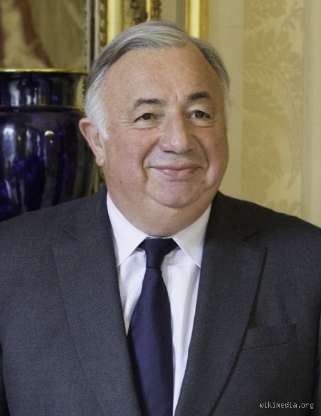 Qui remplace le président du Sénat en cas de vacance ou d'empêchement subit au sommet de l'État ?