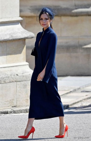 Quelle couleur de chaussures avec une robe bleu marine ?