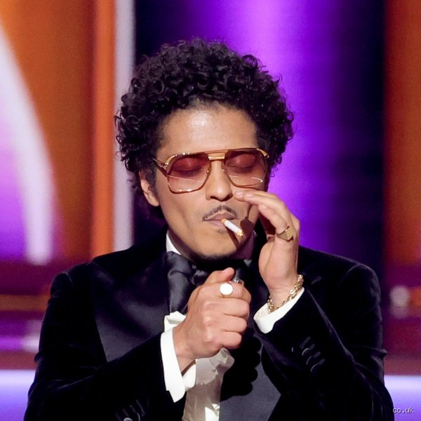 Is Bruno Mars a heavy smoker? La vérité sur les volutes de fumée de la superstar du funk
