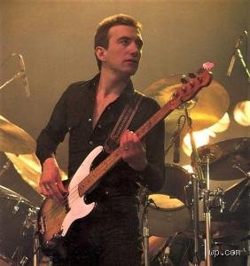 Pourquoi John Deacon a-t-il définitivement quitté Queen ? La vérité sur sa retraite musicale