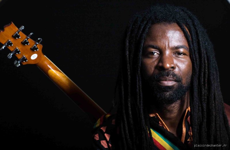 Qui est le premier artiste africain à avoir remporté un Grammy Award ?