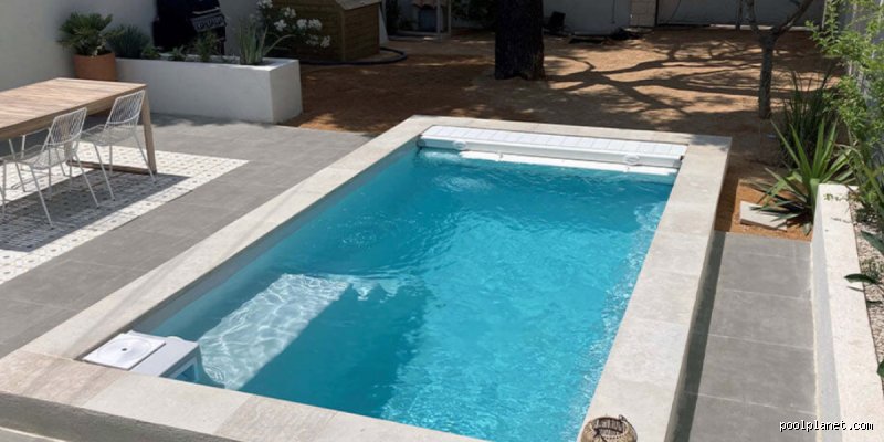 À quelle fréquence dois-je effectuer un traitement choc pour ma piscine en été pour garder une eau cristalline ?