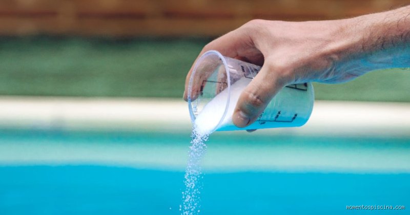 À quelle fréquence faut-il procéder à un traitement choc de sa piscine pour éliminer les algues et garder une eau cristalline tout l'été ?