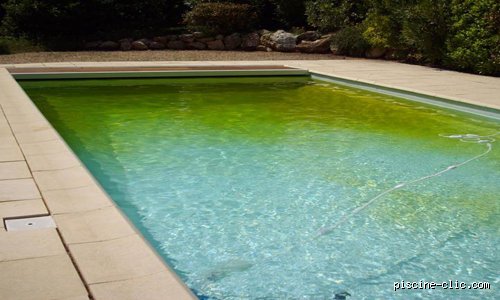 Combien de temps faut-il pour que l'eau d'une piscine redevienne claire après l'ajout de clarifiant : le guide pour retrouver une transparence totale