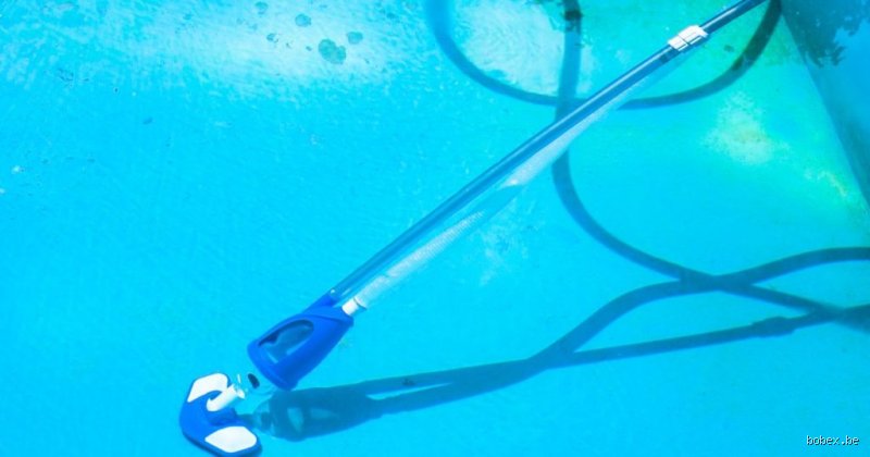 Comment aspirer le floculant du fond de piscine sans transformer votre bassin en un nuage de lait ?