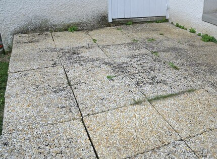 Comment enlever le noir sur des dalles de terrasse ?