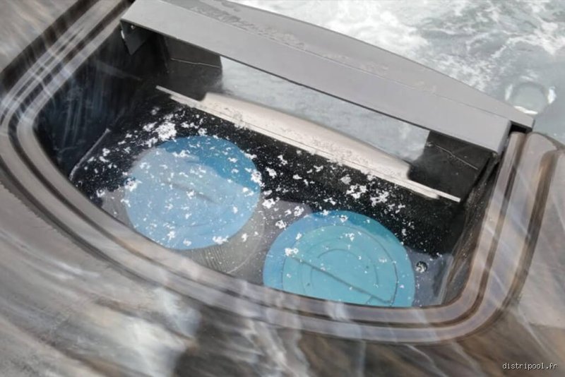 Comment se débarrasser des moisissures blanches dans une piscine après un traitement choc ? Guide complet pour retrouver une eau limpide