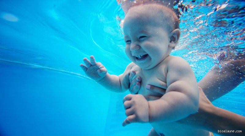 Les bactéries peuvent-elles vivre dans une piscine chlorée ? Le dossier noir sur les micro-organismes qui résistent aux produits chimiques