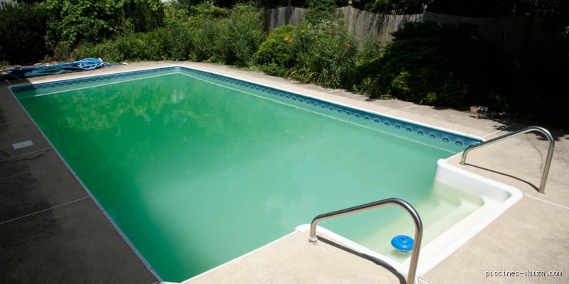 Peut-on floculer et traiter l'eau d'une piscine contre les chocs simultanément pour retrouver une eau cristalline ?