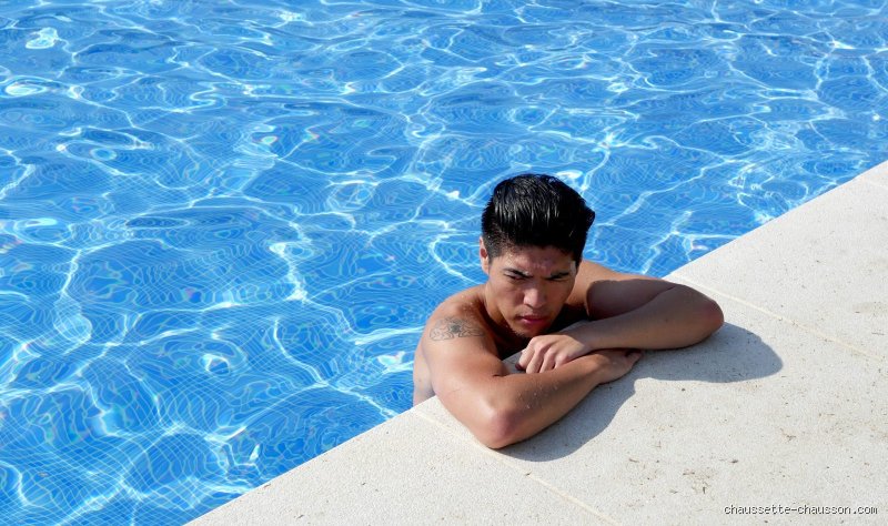 Peut-on se baigner avec du floculant dans la piscine ? Guide complet pour éviter les yeux rouges et les filtres encrassés