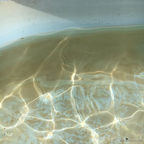 Pourquoi l'eau de ma piscine est-elle marron après un traitement choc au chlore ? Le guide pour comprendre cette réaction chimique frustrante